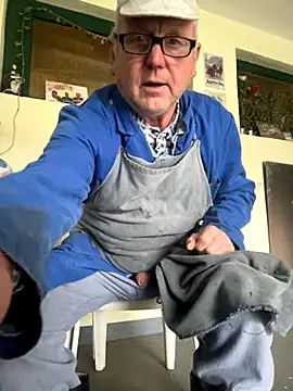 Snapshot of oldgayman chatting on 10-28-25, 12:41 oldgayman online show from 10-28-25, 12:41