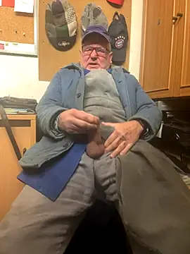 Snapshot of oldgayman chatting on 11-28-25, 06:38 oldgayman online show from 11-28-25, 06:38