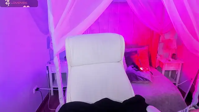 Snapshot of Hanna__Becker_ chatting on 02-26-25, 03:32 Hanna  Becker  online show from 02-26-25, 03:32