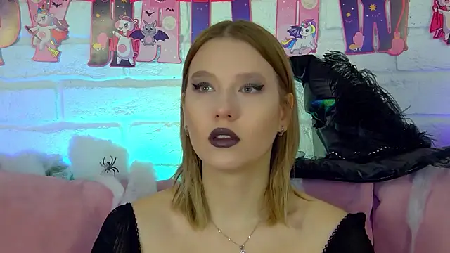 LiliLinn online show from 10-31-25, 04:24