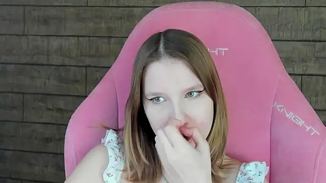 Snapshot of LiliLinn chatting on 05-18-26, 04:29 LiliLinn online show from 05-18-26, 04:29