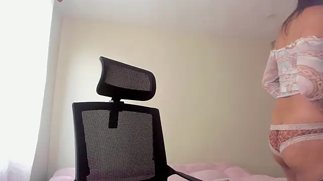 Snapshot of Sweetdreamses_ chatting on 03-12-26, 02:01 Sweetdreamses online show from 03-12-26, 02:01