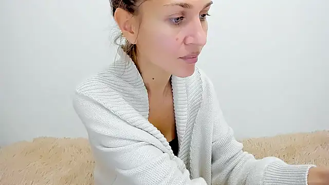 Mona Cruz online show from 10-12-25, 03:00