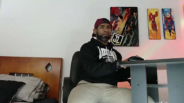 Snapshot of Enriblack92 chatting on 12-30-24, 12:32 Enriblack92 online show from 12-30-24, 12:32