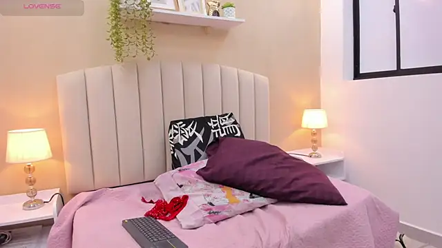 Mia thompson 19 online show from 12-15-25, 07:29