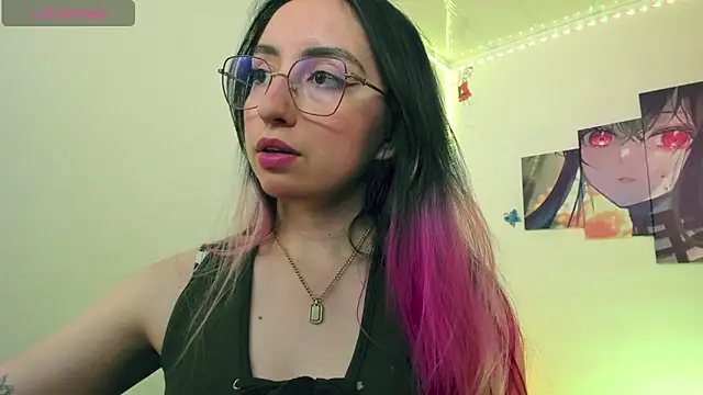 Snapshot of Julieta_cott chatting on 03-15-25, 02:14 Julieta cott online show from 03-15-25, 02:14
