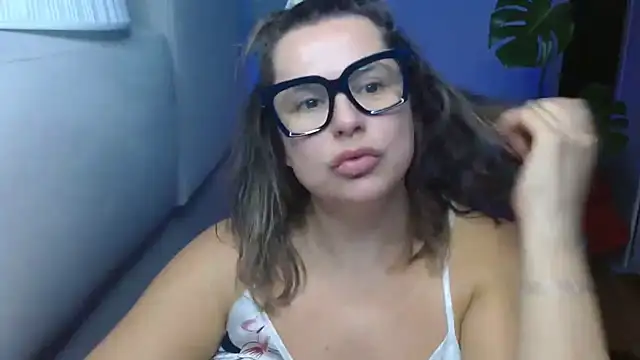 Snapshot of teaseDiana chatting on 10-10-25, 06:01 teaseDiana online show from 10-10-25, 06:01