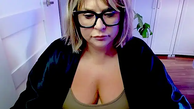 Snapshot of teaseDiana chatting on 05-06-26, 05:46 teaseDiana online show from 05-06-26, 05:46