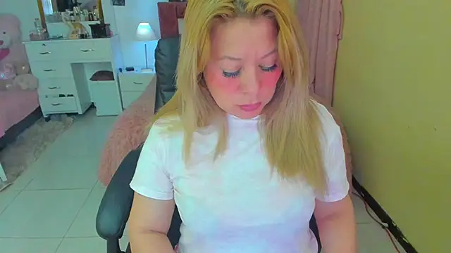 Snapshot of arisha_katy1 chatting on 11-15-25, 11:32 arisha katy1 online show from 11-15-25, 11:32