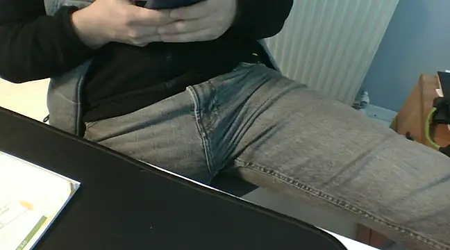 Snapshot of Koraymoray15 chatting on 02-12-25, 02:43 Koraymoray15 online show from 02-12-25, 02:43