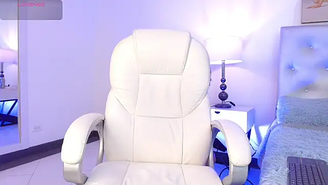 Snapshot of celine_golden1 chatting on 01-12-25, 06:17 celine golden1 online show from 01-12-25, 06:17