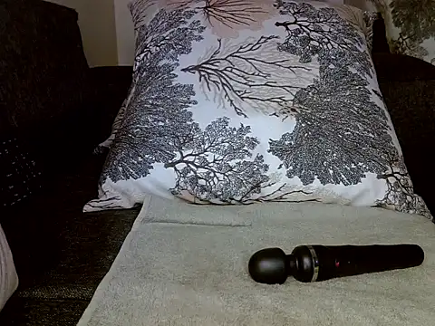 Snapshot of Oliviia_ chatting on 12-15-24, 02:05 Oliviia online show from 12-15-24, 02:05