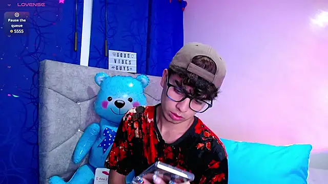Snapshot of OwenBluee chatting on 12-29-24, 04:48 OwenBluee online show from 12-29-24, 04:48