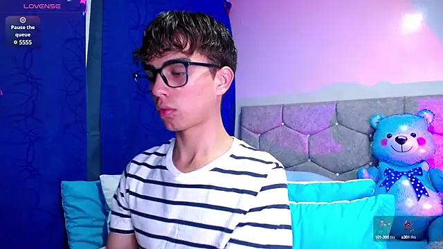 Snapshot of OwenBluee chatting on 02-04-25, 05:42 OwenBluee online show from 02-04-25, 05:42