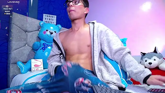 Snapshot of OwenBluee chatting on 03-03-25, 12:58 OwenBluee online show from 03-03-25, 12:58