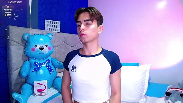 Snapshot of OwenBluee chatting on 03-10-25, 04:25 OwenBluee online show from 03-10-25, 04:25