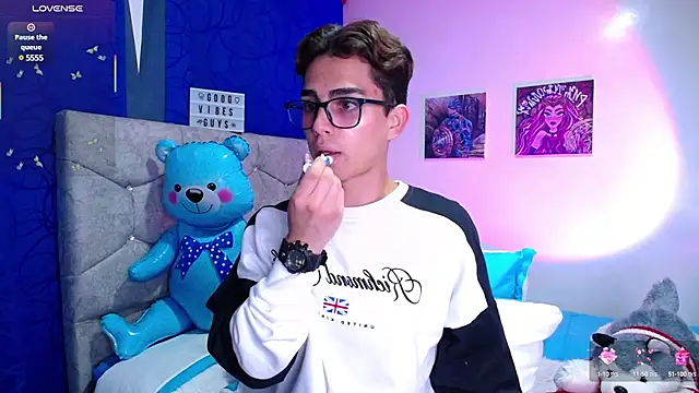Snapshot of OwenBluee chatting on 03-14-25, 08:38 OwenBluee online show from 03-14-25, 08:38