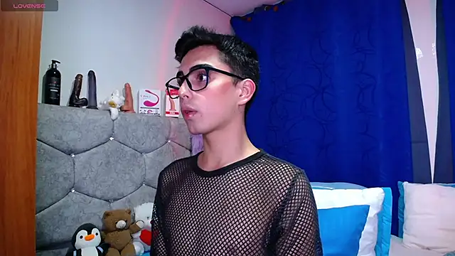 Snapshot of OwenBluee chatting on 09-30-25, 01:10 OwenBluee online show from 09-30-25, 01:10