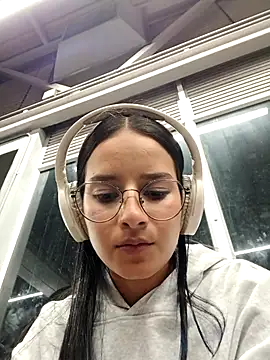 Snapshot of _vaness chatting on 04-14-26, 05:35 vaness online show from 04-14-26, 05:35