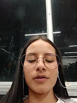 Snapshot of _vaness chatting on 05-20-26, 05:24 vaness online show from 05-20-26, 05:24