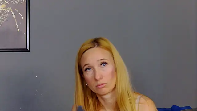 Snapshot of AnneHove chatting on 06-15-26, 03:53 AnneHove online show from 06-15-26, 03:53