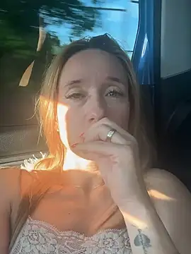 Snapshot of AnneHove chatting on 07-18-26, 04:11 AnneHove online show from 07-18-26, 04:11