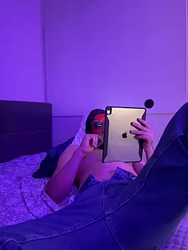 Snapshot of Daniel2zuZ chatting on 10-05-25, 05:44 Daniel2zuZ online show from 10-05-25, 05:44