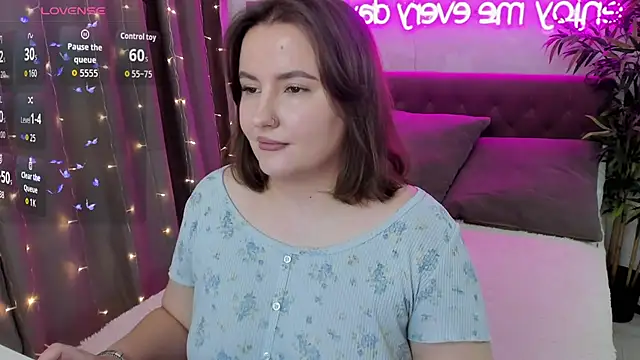 Snapshot of FeralPeach chatting on 10-18-25, 05:10 FeralPeach online show from 10-18-25, 05:10