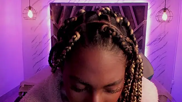 Snapshot of Queen_perla_ chatting on 12-20-24, 03:53 Queen perla online show from 12-20-24, 03:53