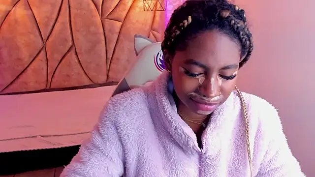 Snapshot of Queen_perla_ chatting on 01-18-25, 12:47 Queen perla online show from 01-18-25, 12:47