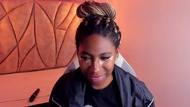 Snapshot of Queen_perla_ chatting on 01-19-25, 11:56 Queen perla online show from 01-19-25, 11:56