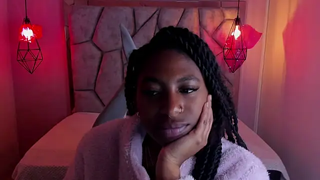 Snapshot of Queen_perla_ chatting on 03-19-25, 12:23 Queen perla online show from 03-19-25, 12:23
