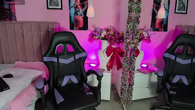 Snapshot of RolyLoren chatting on 12-20-24, 11:32 RolyLoren online show from 12-20-24, 11:32