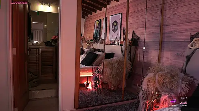 Snapshot of IzzyWild chatting on 10-31-25, 12:28 IzzyWild online show from 10-31-25, 12:28