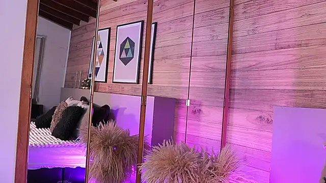 Snapshot of IzzyWild chatting on 11-19-25, 11:21 IzzyWild online show from 11-19-25, 11:21