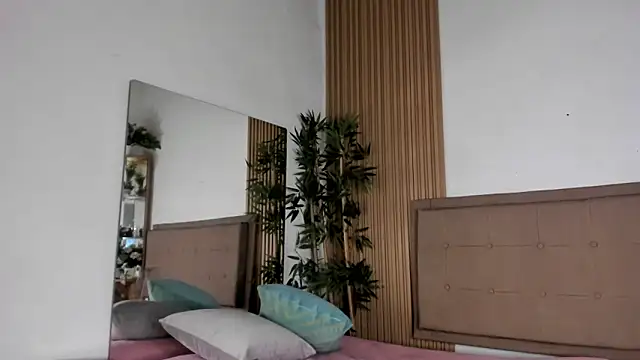 Natasha  Sccott online show from 02-12-25, 07:56