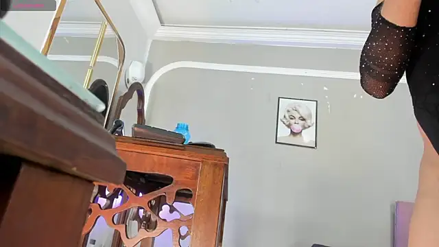 Jimena Grey online show from 12-15-25, 03:33