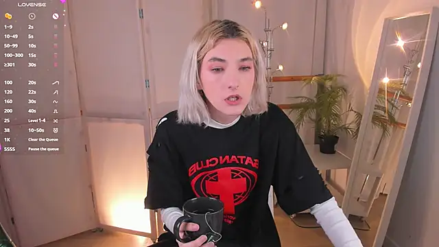 Snapshot of Mia_Cheers chatting on 02-13-25, 05:22 Mia Cheers online show from 02-13-25, 05:22