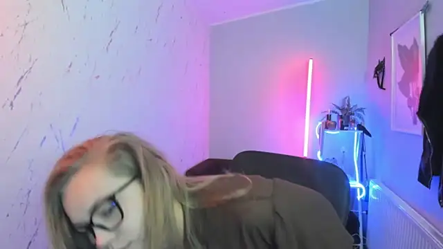 holly xglam online show from 10-30-25, 06:30