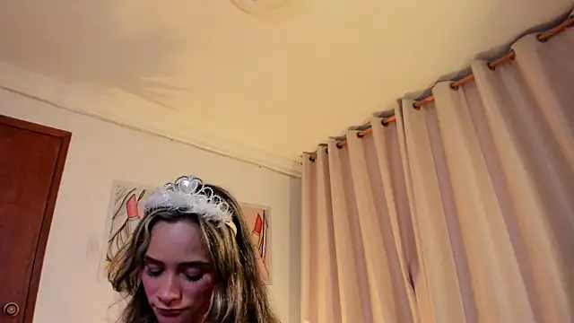 SkiinnyAna online show from 10-31-25, 07:37