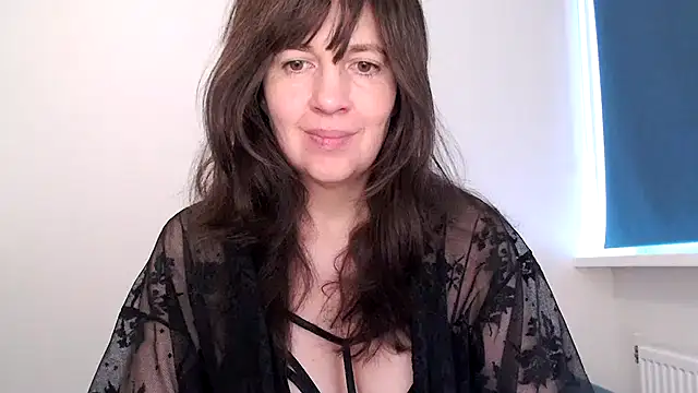 Snapshot of Ella_Next_Door chatting on 02-11-26, 08:08 Ella Next Door online show from 02-11-26, 08:08