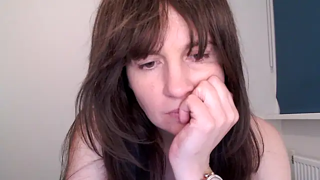 Snapshot of Ella_Next_Door chatting on 02-11-26, 09:31 Ella Next Door online show from 02-11-26, 09:31