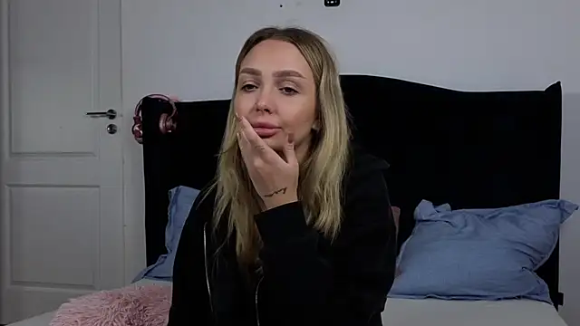 AnnaMaee online show from 11-18-25, 06:45