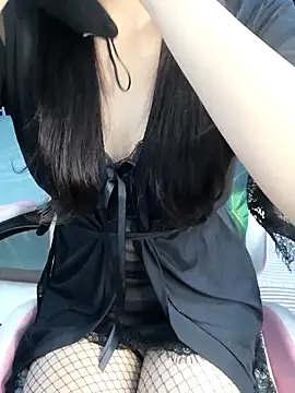 Snapshot of _Linez_ chatting on 10-11-25, 05:00  Linez  online show from 10-11-25, 05:00