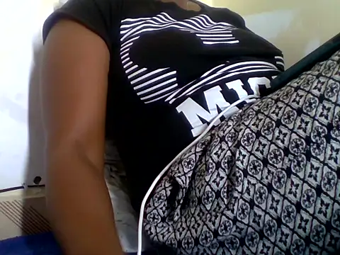 Snapshot of Hot-zeenah chatting on 10-13-25, 07:30 Hot-zeenah online show from 10-13-25, 07:30