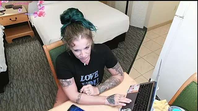 Snapshot of the_naked_siren chatting on 09-10-25, 05:18 the naked siren online show from 09-10-25, 05:18