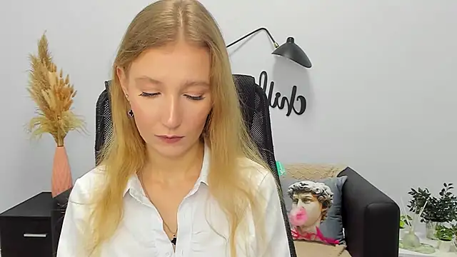 Snapshot of LolaWilsons chatting on 01-10-25, 09:44 LolaWilsons online show from 01-10-25, 09:44