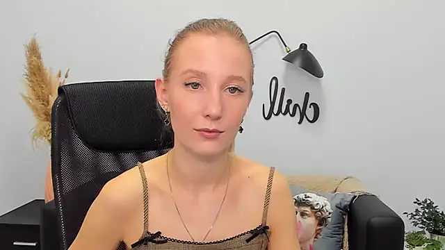 Snapshot of LolaWilsons chatting on 03-21-25, 12:28 LolaWilsons online show from 03-21-25, 12:28