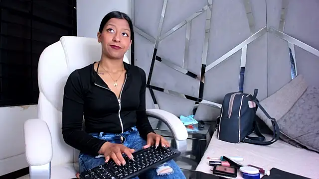 Snapshot of VaneLin18 chatting on 10-02-25, 05:20 VaneLin18 online show from 10-02-25, 05:20