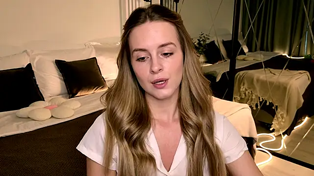 RozzitaBedberry online show from 04-07-26, 01:11